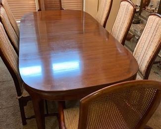 Vintage Henredon table with 2 leaves and 8 dining chairs (6+2) in very good condition