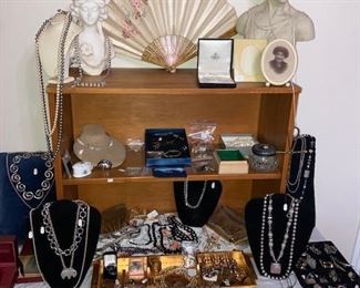 nice selection of jewelry