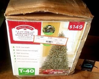 Christmas tree, prelit