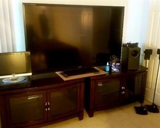 Large 75 in 3-D flatscreen TV