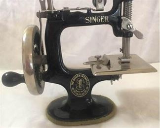 1900s Vintage Singer Sewing Machine