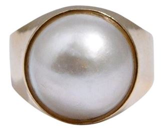 18K Gold and Cabochon Pearl Ring