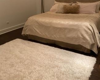 Queen Size Bed and White/Beige Area Rug