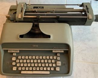 IBM Executive Manual Typewriter 
