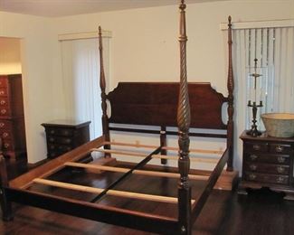 Lexington Cherry Chippendale Scroll Spindle 4-Poster King Bed and Frame, Very Nice! Made in USA , sold as part of set $975
