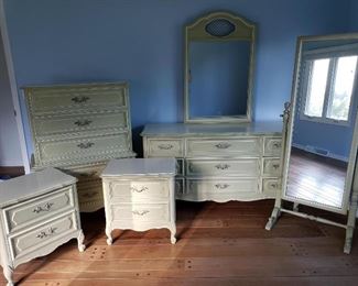 Beautiful bedroom set includes headboard and queen mattress and boxspring