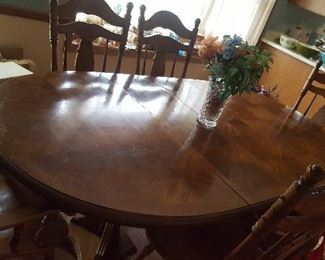 25. THIS TABLE MATCHES CHId's wNA CABINET. IT HAS 6 CHAIRS( 2 CAPTAINS AND 4 REGULAR) AND 2 LEAVES . LOOKS LIKE NEW! $