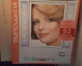 511. new in box make up mirror lighted 