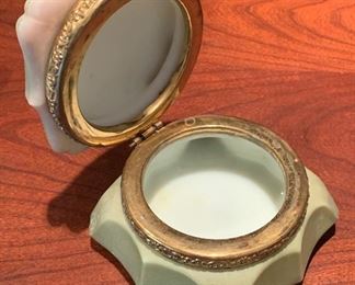 CF Monroe Nakara Bishops Hat Jewelry Box 3x4.5x4.5in HxWxD