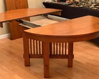 Thomasville Mission Oak Game/Dining Table w/ 4 Rolling Arm Chairs Table: 30in H x 48in W x 48-70in Long HxWxD