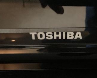 Toshiba 40in 1080p LCD TV 40RV525U 27x39x5in HxWxD
