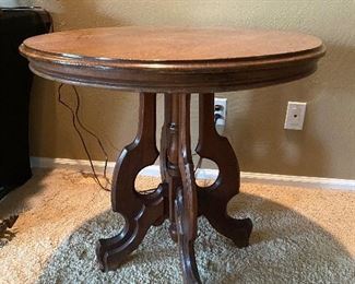 Victorian parlor table 29.5in diameter x 27.5in tall