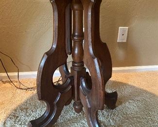 Victorian parlor table 29.5in diameter x 27.5in tall
