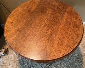 Victorian parlor table 29.5in diameter x 27.5in tall