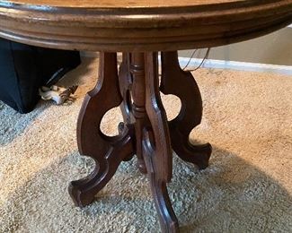 Victorian parlor table 29.5in diameter x 27.5in tall