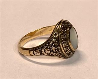 St. Scholastic Academy school ring 1969. Mother of pearl center. Size 6 10k