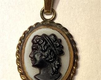 Small Cameo pendant yellow gold 14k