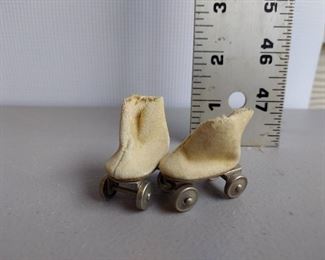 VTG VOGUE GINNY DOLL WHITE ROLLER SKATES METAL WHEELS
$12