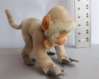 VINTAGE STEIFF MONKEY COCO W/NAME TAGE AND COLLAR APPROX 5.5" TALL X 9" LENGTH
$80