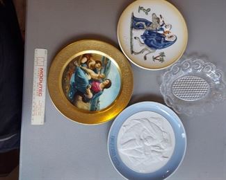 Decorative plates, 4 for $10