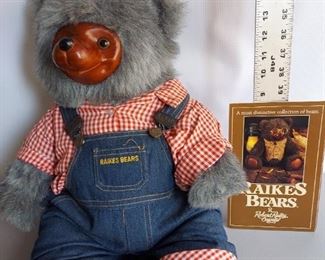 ROBERT RAIKES HUCKLE BEAR FARMER OVERALLS COLLECTOR BOX LIMITED EDITION VINTAGE
$50