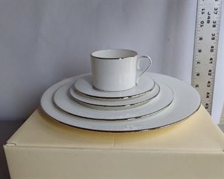 LENOX HERALD SQUARE WHITE 5 PIECE PLACE SETTING PLATINUM TRIM NEW IN BOX
2 sets $45 each or $80 for the pair
