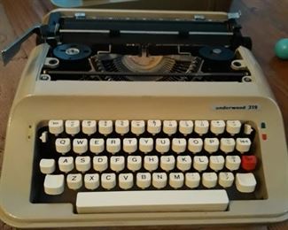 Underwood  No. 319 vintage typewriter