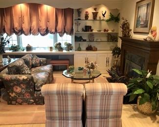 Lots of home decor & furniture in excellent condition 