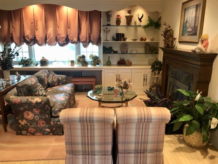 Lots of home decor & furniture in excellent condition