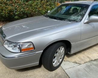 2010 Signature limited Lincoln Towncar, Silver
approx. 81,000 miles
                          - Available for silent bids only -