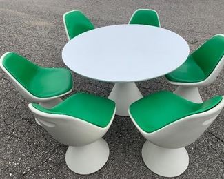 Have you ever?!! Love this 7 piece all original MCM Saarinen Style green & white Tulip Style Table & Chairs!