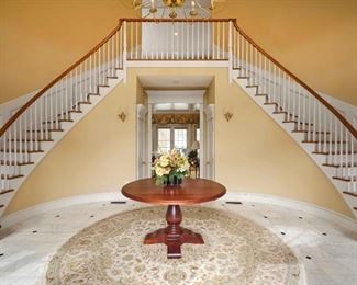 Like new pedestal table to use in your foyer or kitchen.