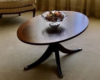 Ethan Allen Oval Coffee Table, Flame Mahogany Newport Thornton Pedestal