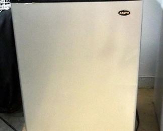 Sanyo Mini-Fridge Model SR-4910M, 4-8/9 Cu Ft, Powers On