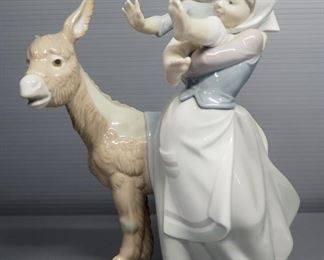 Lladro "Little Couple Kissing" Porcelain Figurine No. 1188, Sculptor Juan Huerta, 8.75" High
