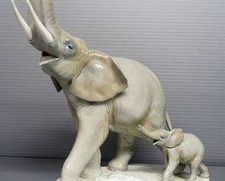 Lladro "Two Elephants" Porcelain Figurine No. 1151, Sculptor Fulgencio Garcia, 12" High