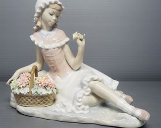 Lladro "Admiration" Porcelain Figurine No. 4907, 6.75" High