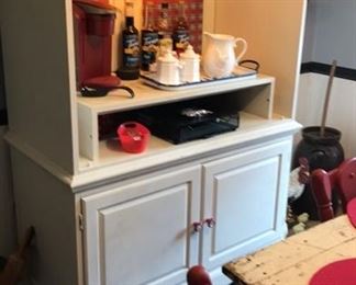 Coffee/beverage bar with electric outlet