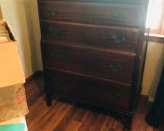 Nice chippendale chest of drawers/the pic does not do it justice. 