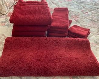 HALF OFF !  $6.00 now, was $12.00......Towels and Rug Set (P159)