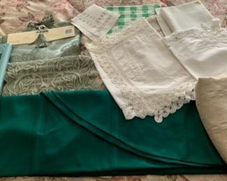 REDUCED!  $9.00 now, was $12.00......Linens lot (P151)