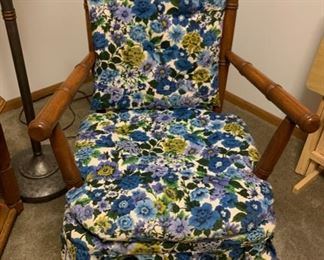 CLEARANCE!  $6.00 now, was $25.00......Vintage Floral Cushions and chair (P103)