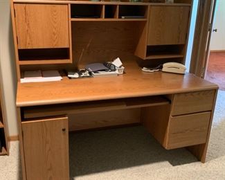 CLEARANCE!  $6.00 now, was $45.00......Large Desk (P278)