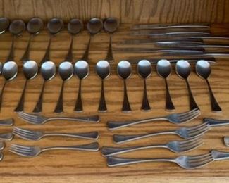 CLEARANCE !  $10.00 now, was $40.00........Silverware Set (P60)