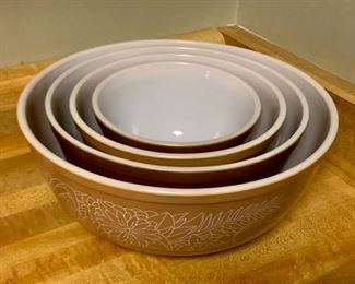 HALF OFF !  $25.00 now, was $50.00........Stacking Pyrex Bowl Set (P22)