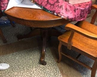 NICE OAK TABLE AND CHAIRS