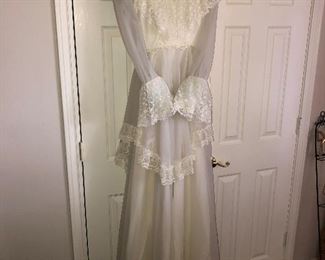 Beautiful vintage wedding dress in excellent condition