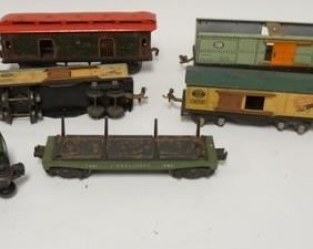 1031	LOT OF 10 ASSORTED LIONEL AND OTHER TRAIN CARS
