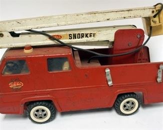 1034	TONKA PRESSED STEEL SNORKEL TRUCK, DUCK HAS A CRACK
