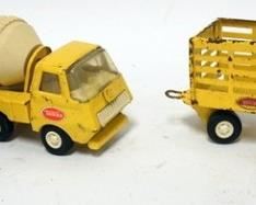 1039	TONKA LOT OF 4 TOYS, DUMP TRUCK, CEMENT MIXER, WAGON AND TRUCK
